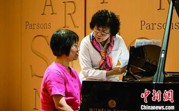 资料图:名师钢琴网课给“银发族”带着来生活的乐趣