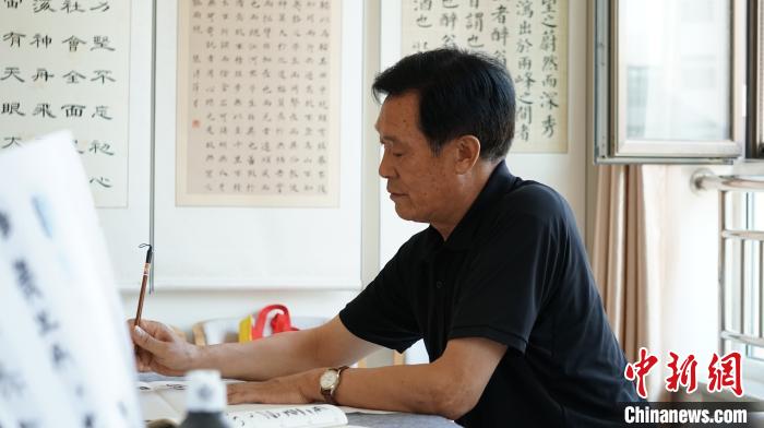 资料图:甘肃金昌市金川区居家养老服务中心老人写书法。魏建军 摄