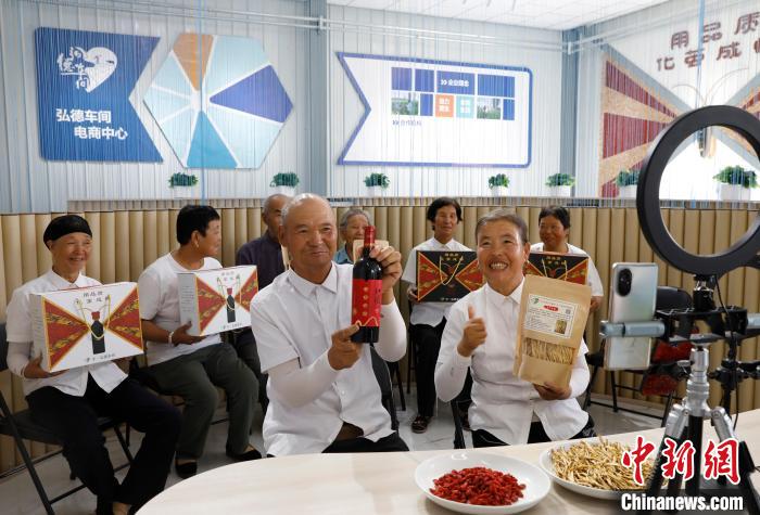 资料图:老人在直播中推介当地农产品。杨迪 摄